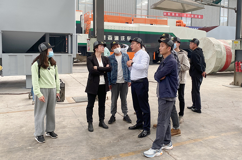 华中科技大学、中南大学一行莅临J9直营集团生产基地考察调研